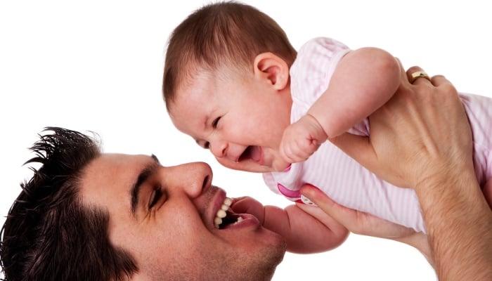 Во сколько месяцев новорожденный ребенок начинает осознанно улыбаться и смеяться?